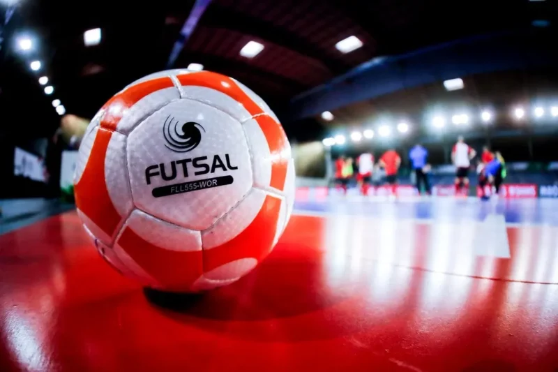 Không cần sân bãi quá lớn, không yêu cầu số lượng người chơi đông, futsal phù hợp với nhiều điều kiện khác nhau